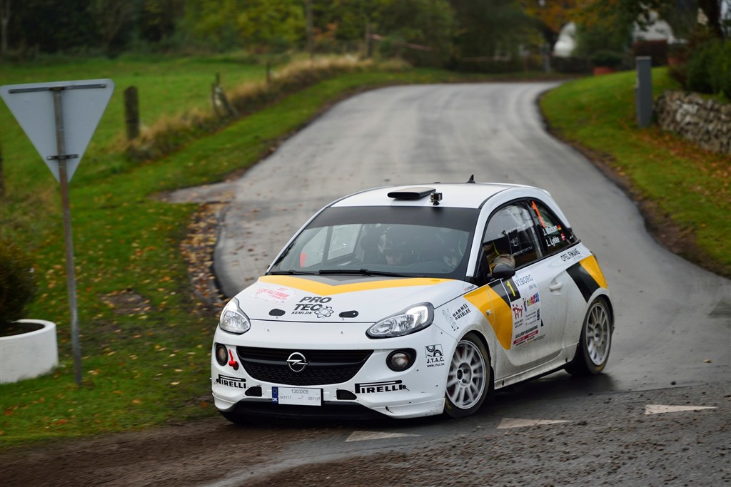På hastighedsprøven gennem landsbyen Hersom havde Jacob Madsen og Line Lykke Jensen næst hurtigste tid i deres Opel ADAM R2, til trods for at de kører med et handicap på 100 hestekræfter færre end deres hårdeste konkurrenter
(Foto: Michael Eisenberg)